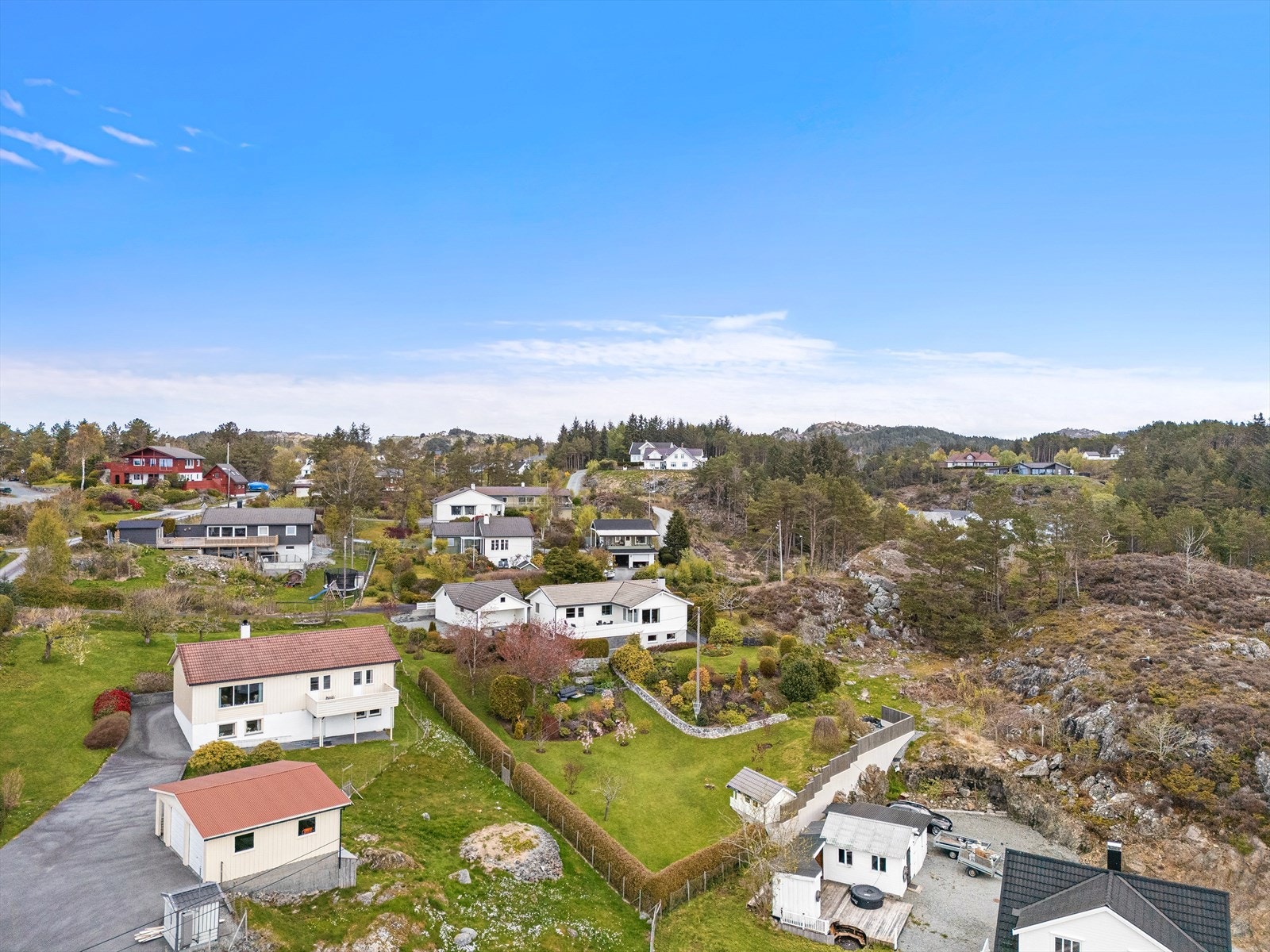 Gilje barneskole ligger en drøy kilometer fra boligen. Galleribilde