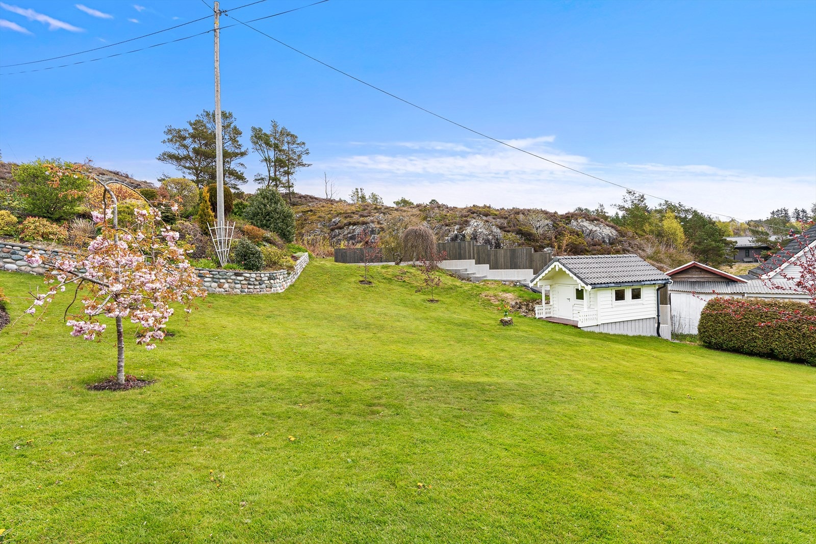 Stor og solrik hage med god plass for hele familien. Galleribilde