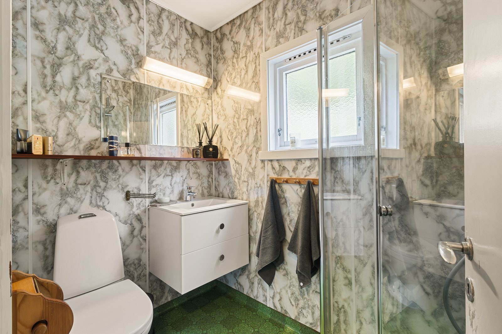 Funksjonelt bad. Innredet med nyere baderomsinnredning og wc. Innfellbare dusjdører. Galleribilde