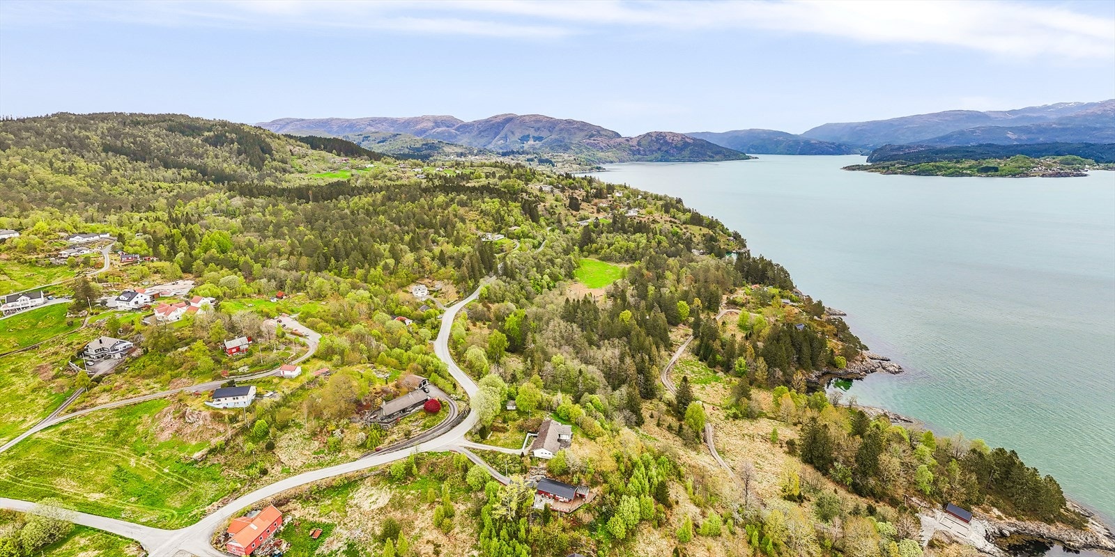 Ligger landlig og fint med spredt boligbebyggelse. Galleribilde