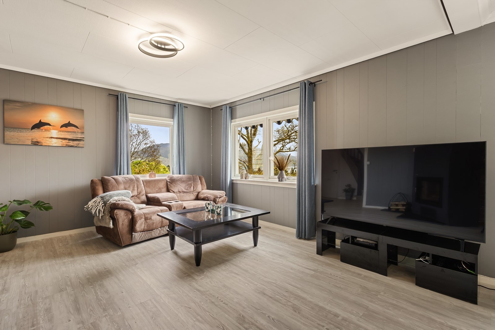 Stuen har fine fargevalg og nyere moderne gulv. Galleribilde
