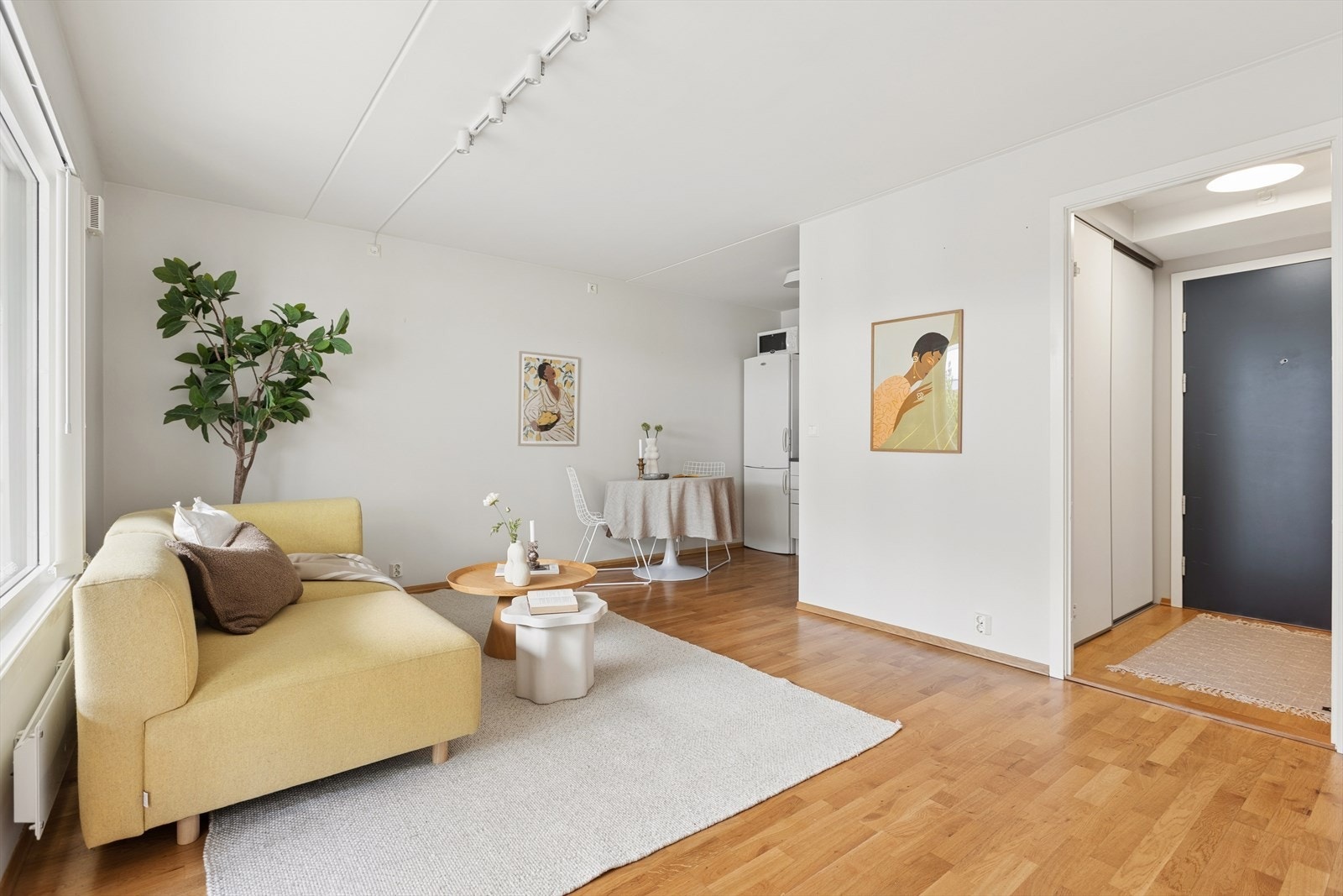 Leiligheten har gjennomgående parkettgulv og lysmalte flater, som gir en god base for personlig innredning. Galleribilde