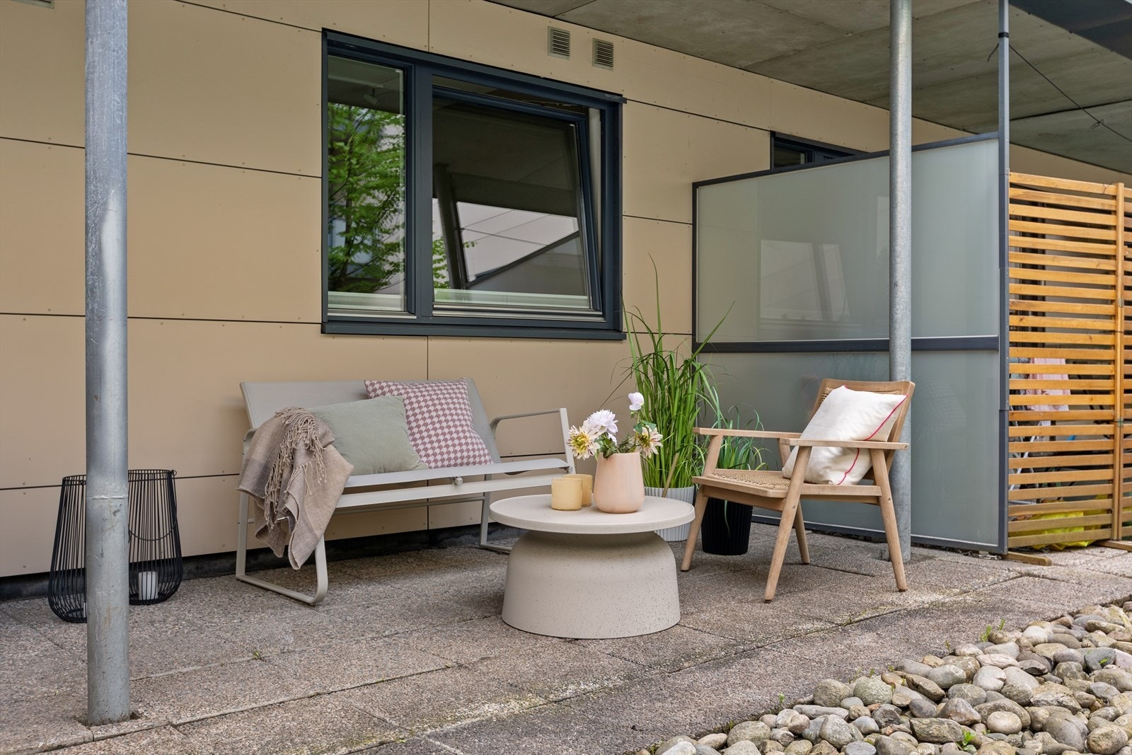 Uteplassen er skjermet og vender mot sameiets rolige, indre gårdsrom. Galleribilde