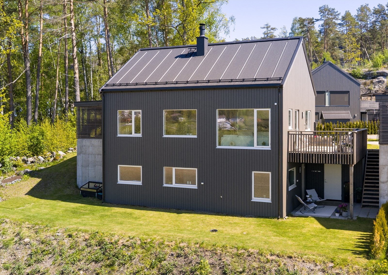 Lekker og nyere enebolig fra 2023. Innerst i blindvei med gode solforhold. Kort vei til sjø og bysentrum. Her er det både lademulighet og carport. Galleribilde