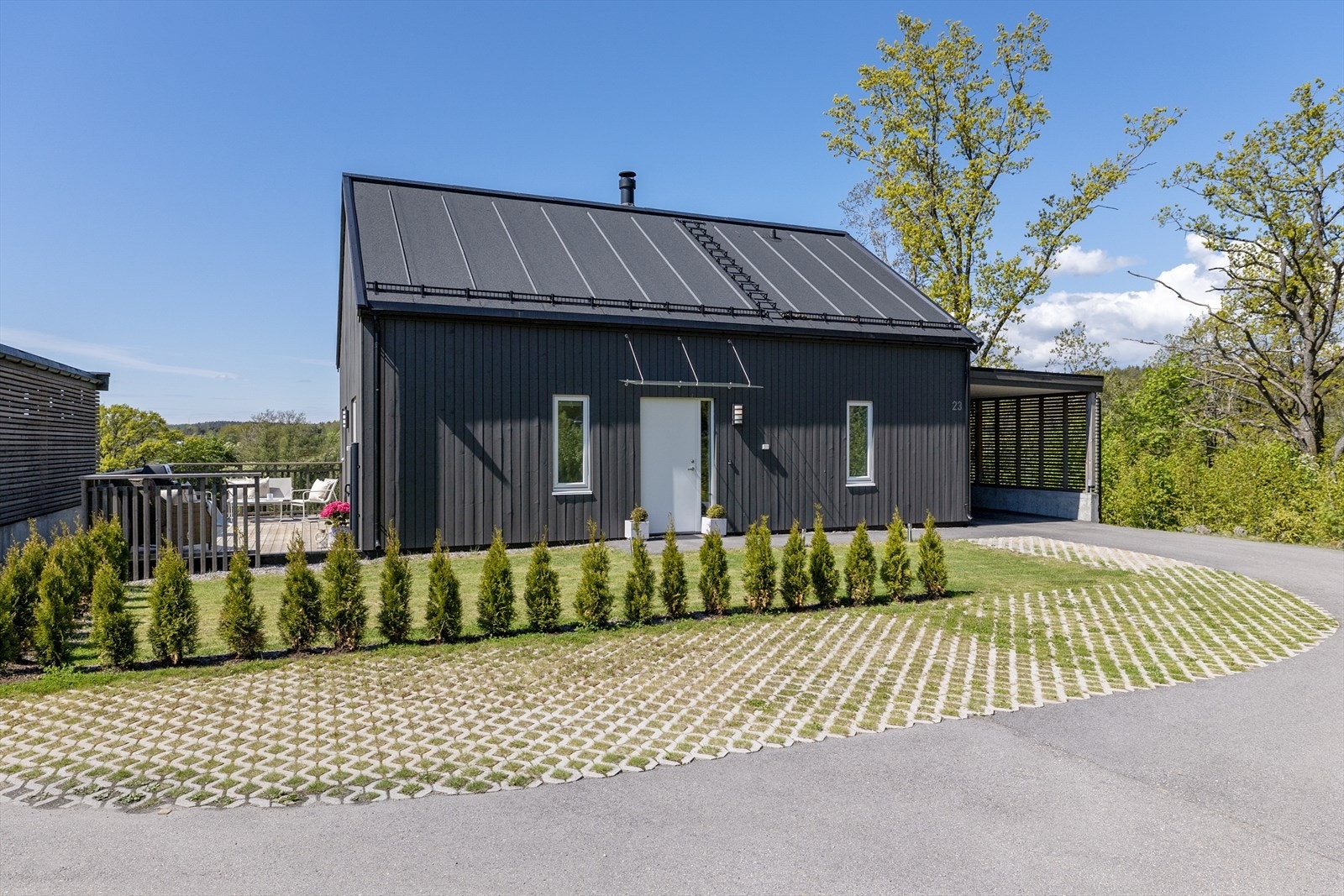 Pent opparbeidet inngangsparti. Omgivelsene på Neskollen med sol og landlig idyllisk ramme rundt boligen. Galleribilde