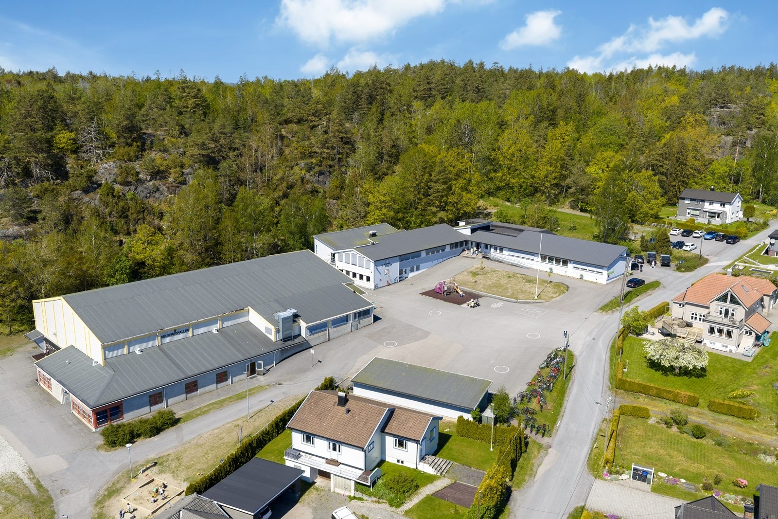 Kort vei til både barnehager, Helgerød skole og idrettsmiljø. Galleribilde