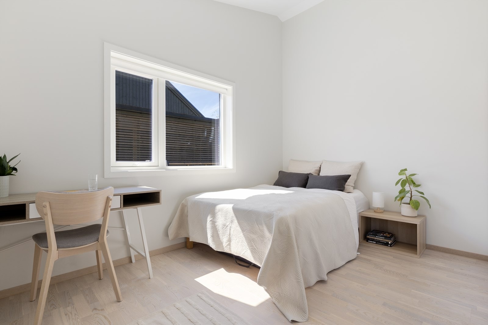 Boligen inneholder 3 gode soverom med god plass til både seng og garderobeskap. Dette ligger på øvre plan, de to øvrige er på nedre plan. Galleribilde