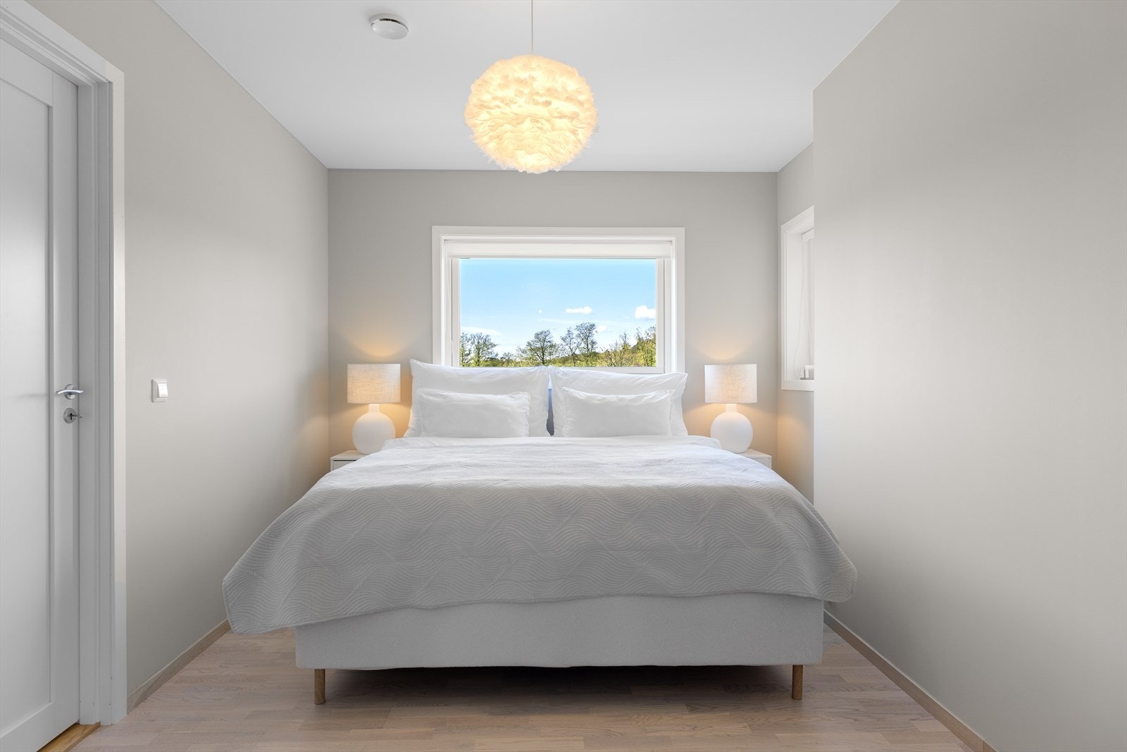 Hovedsoverommet har eget stort walk-in closet, det er også god plass til øvrig møblement. Galleribilde