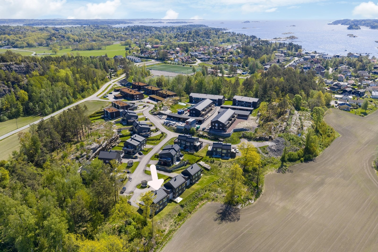 Her bor man landlig og idyllisk til, samtidig som man kan spasere til sjøen. Galleribilde