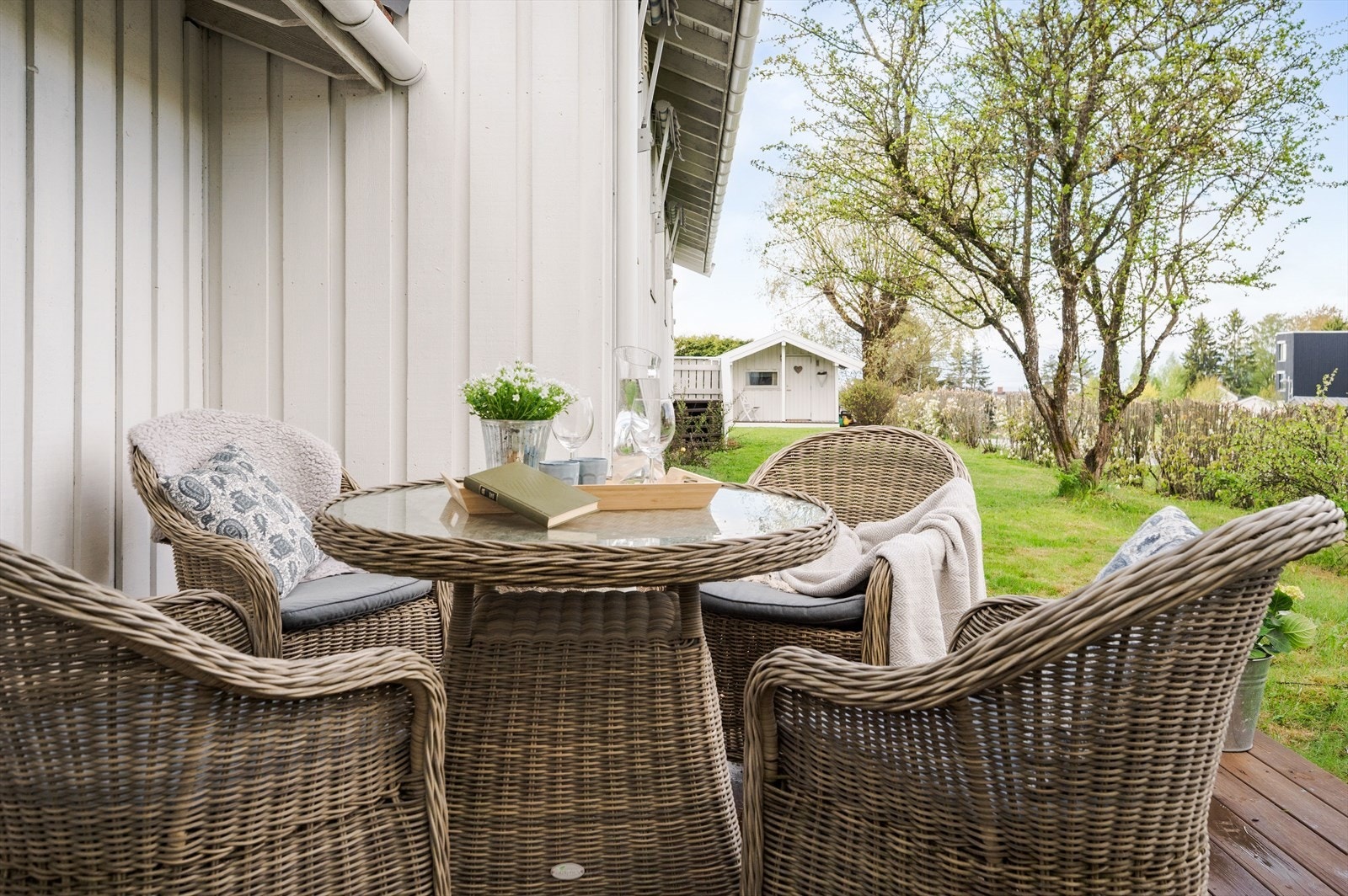 På baksiden av huset er det en vestvendt terrasseplatting på ca. 9 m² Galleribilde