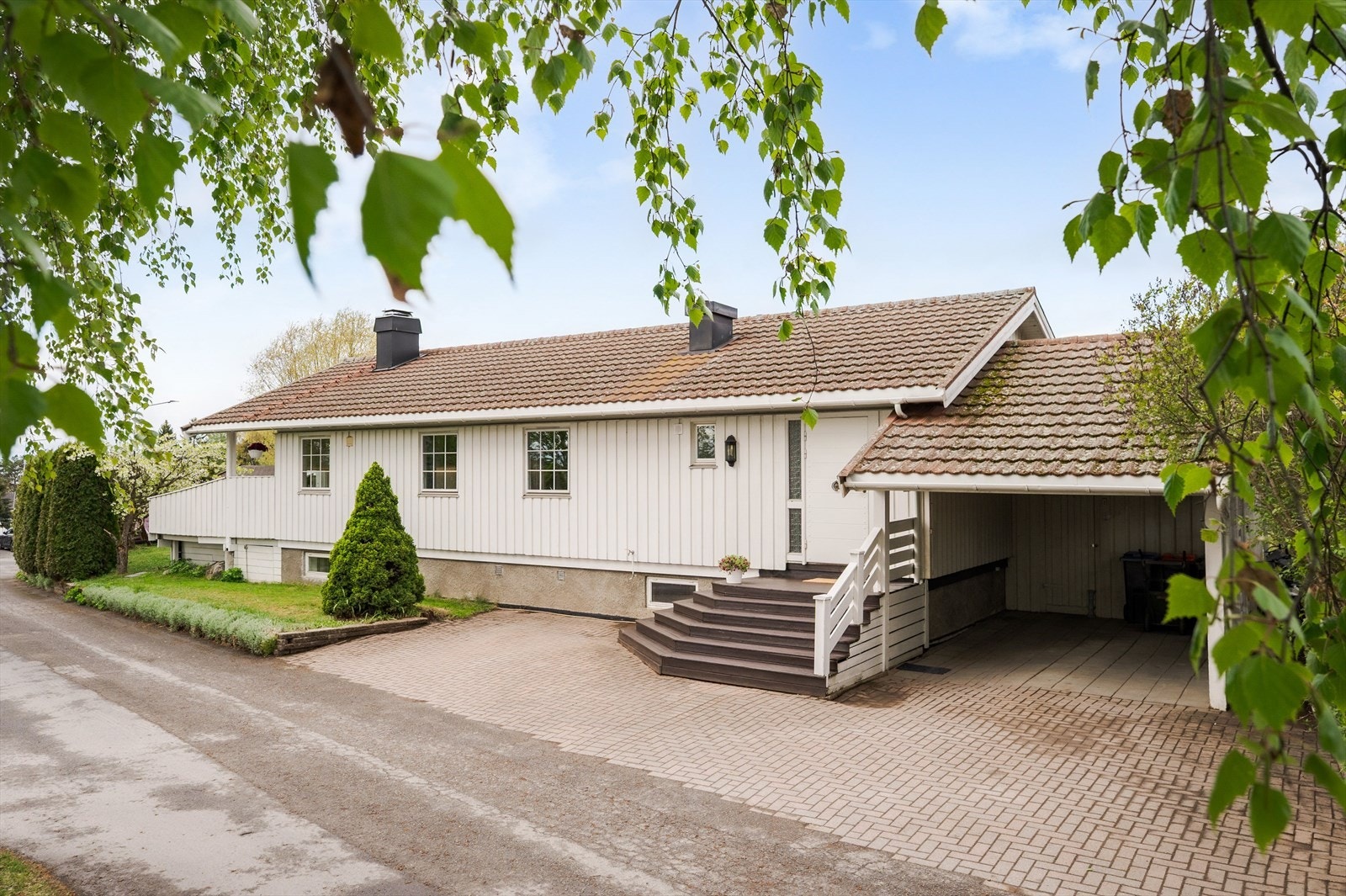 Pent opparbeidet gårdsplass med belegningsstein og adkomst til inntilbygget carport på ca. 19 m². Galleribilde