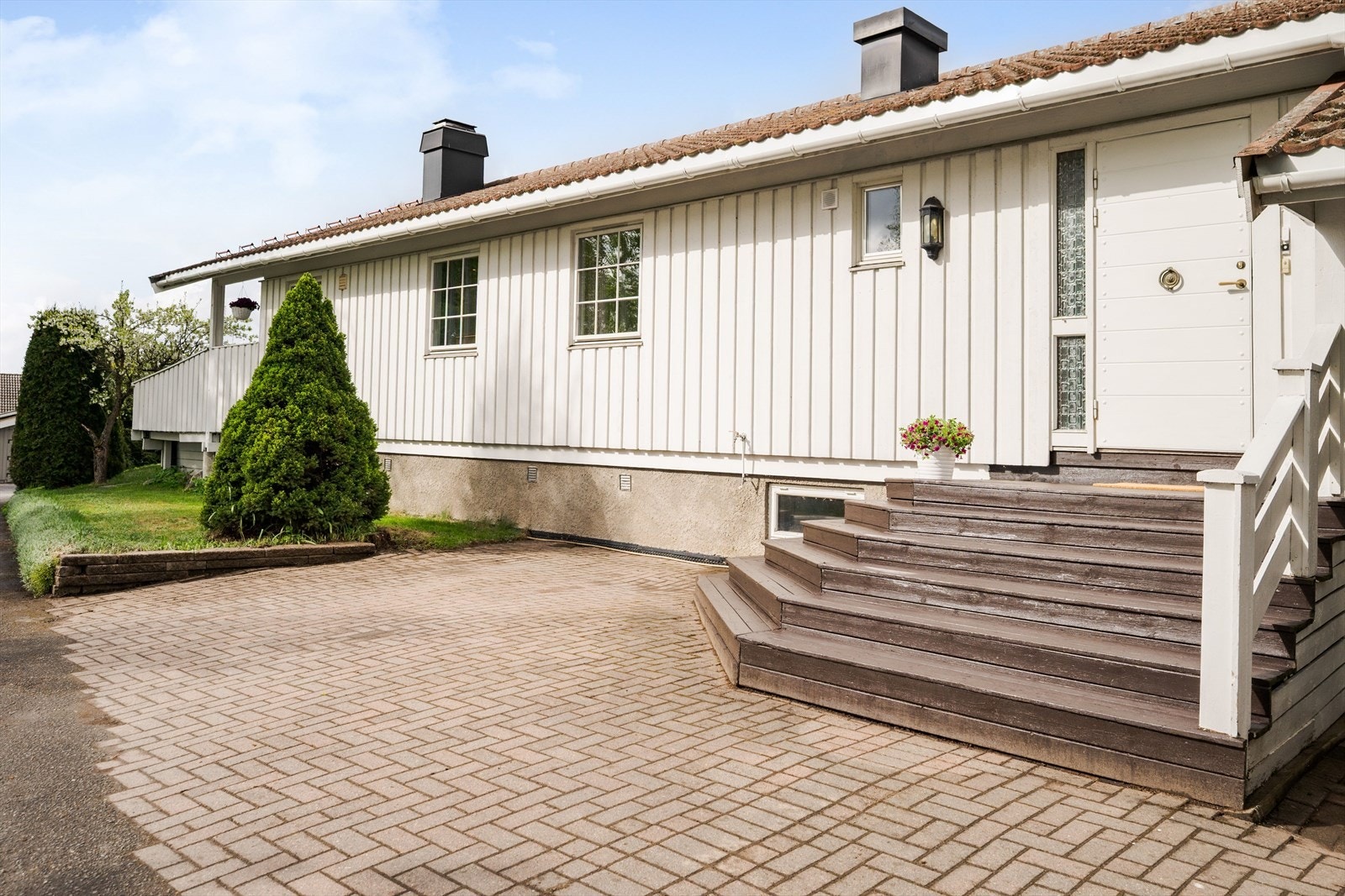 Enebolig over et plan med kjeller under hele boligen. Galleribilde