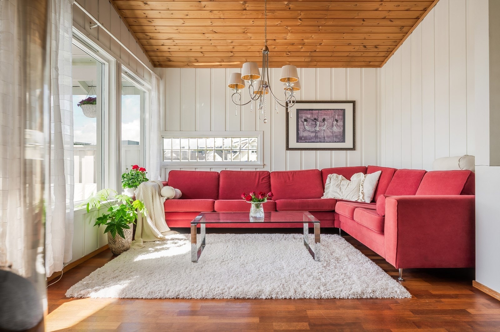 Det er plass til sofagruppe med fint utsyn mot terrassen. Galleribilde