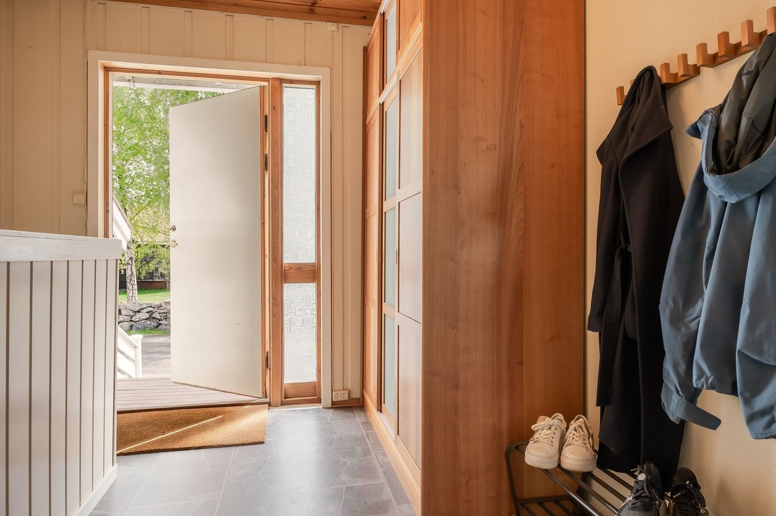 Entré med garderobeskap og god plass til oppbevaring og sko og yttertøy. Galleribilde