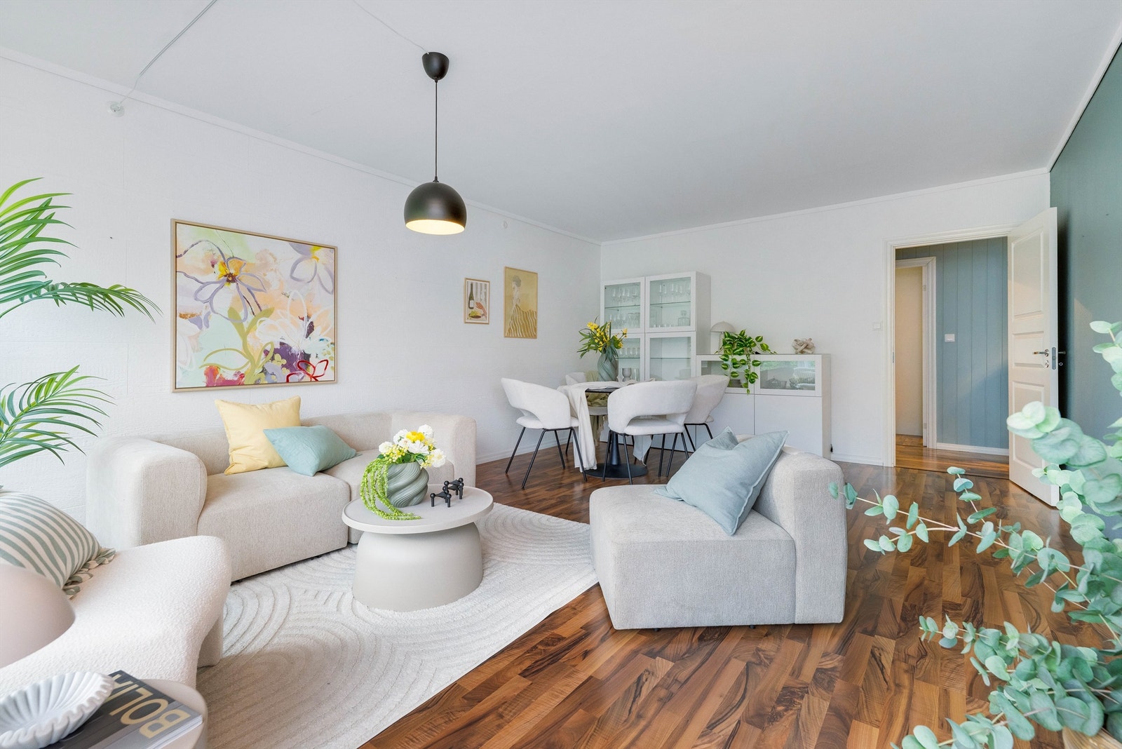 Stuen er enkel å innrede. Man har god plass til både sofagruppe og spisebordgruppe. Galleribilde