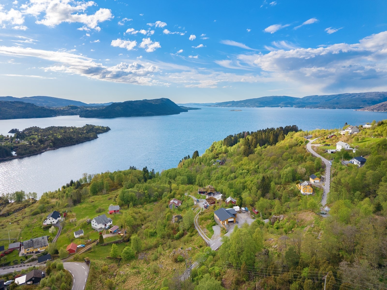 Området byr på gode rekreasjonsmuligheter med både turterreng, sjøaktiviteter og vinteraktiviteter, og er et attraktivt sted for deg som ønsker fredelige omgivelser og nærhet til naturen. Galleribilde
