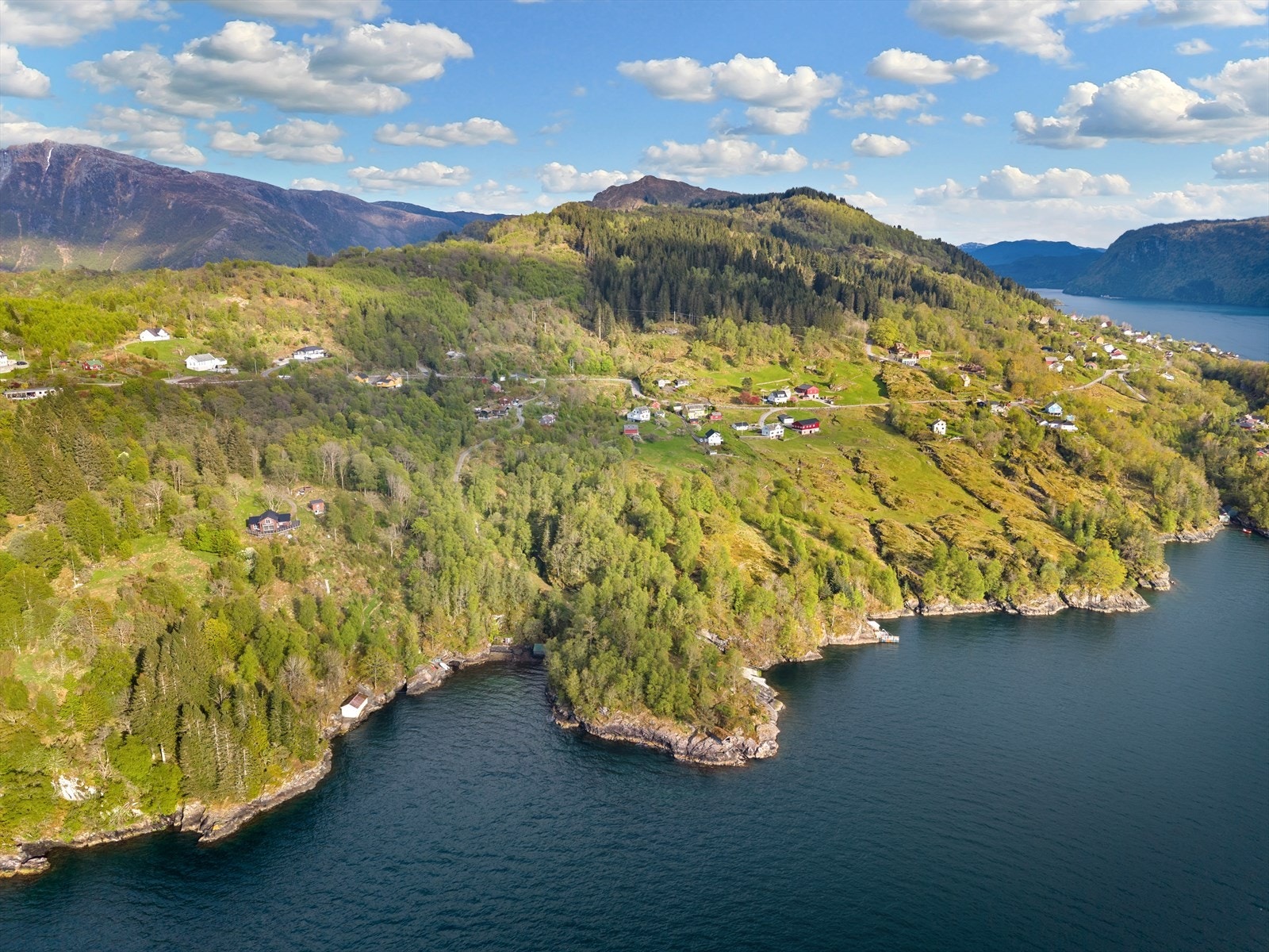 Fra Bergen tar det litt i overkant av én time å kjøre til eiendommen, noe som gjør dette til et lett tilgjengelig fritidssted for både korte og lengre opphold. Galleribilde
