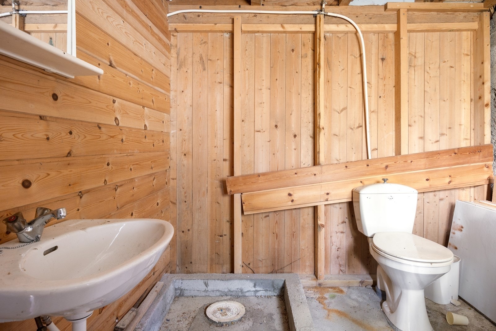 I kjelleren finner man en uinnredet del på totalt 33,2 kvm. Dette arealet gir gode muligheter for lagring. Her har badet vært. Galleribilde