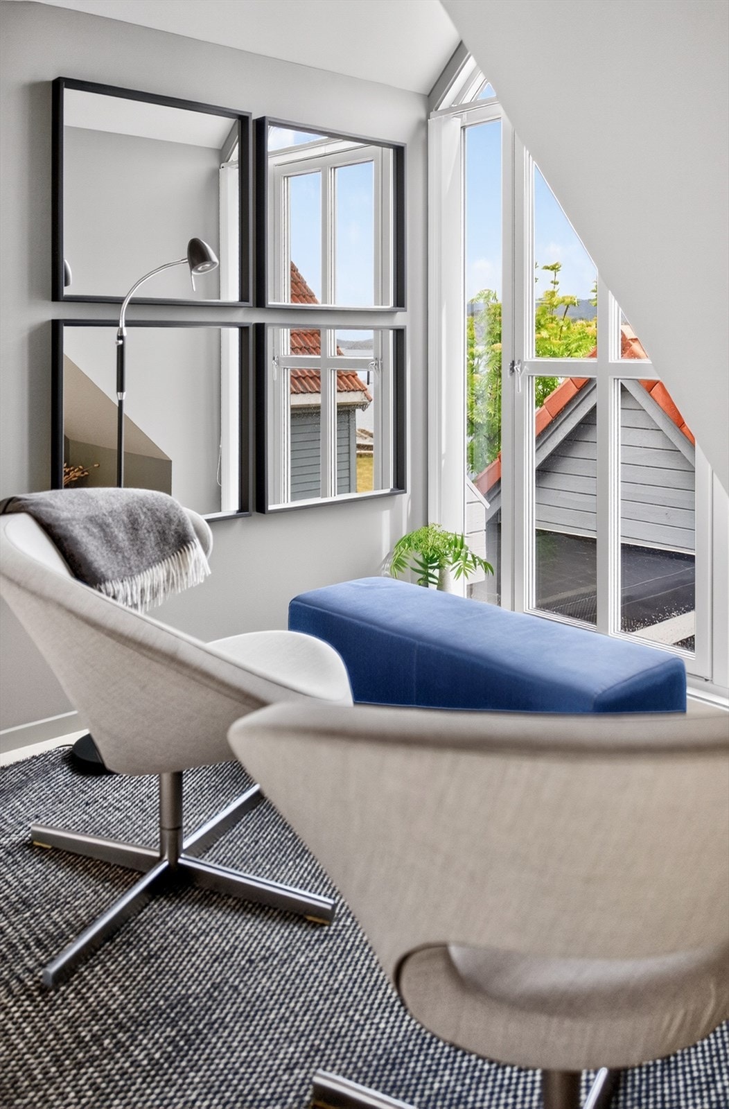 Loftstuen har store vindusflater og fremstår som lys og innbydende. Galleribilde