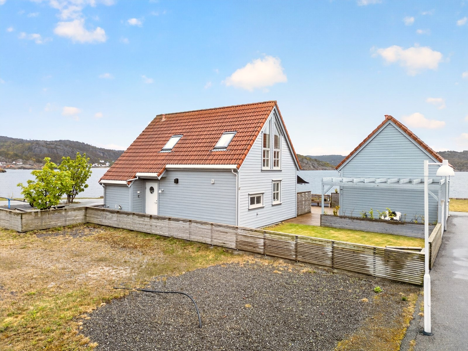 Uteområdet er pent opparbeidet med en kombinasjon av plen, terrrasse og bed. Hver bolig har sin egen hage. Galleribilde