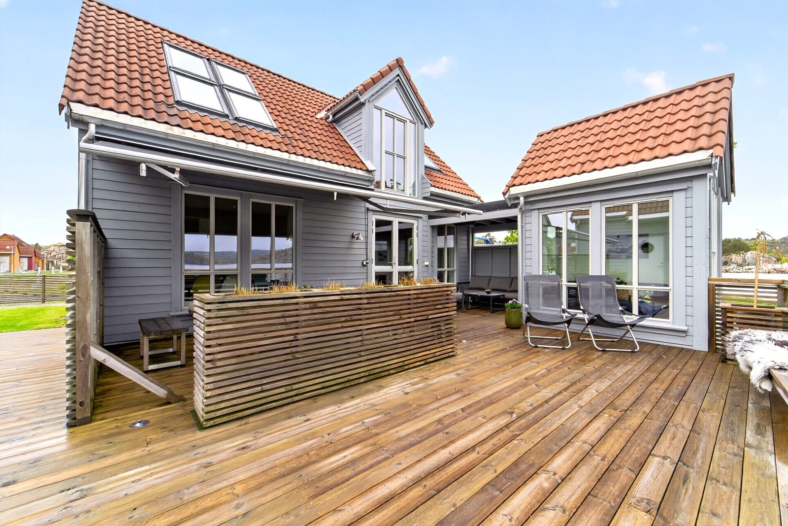 Pent opparbeidet uteområde med flere fine uteplasser. Galleribilde