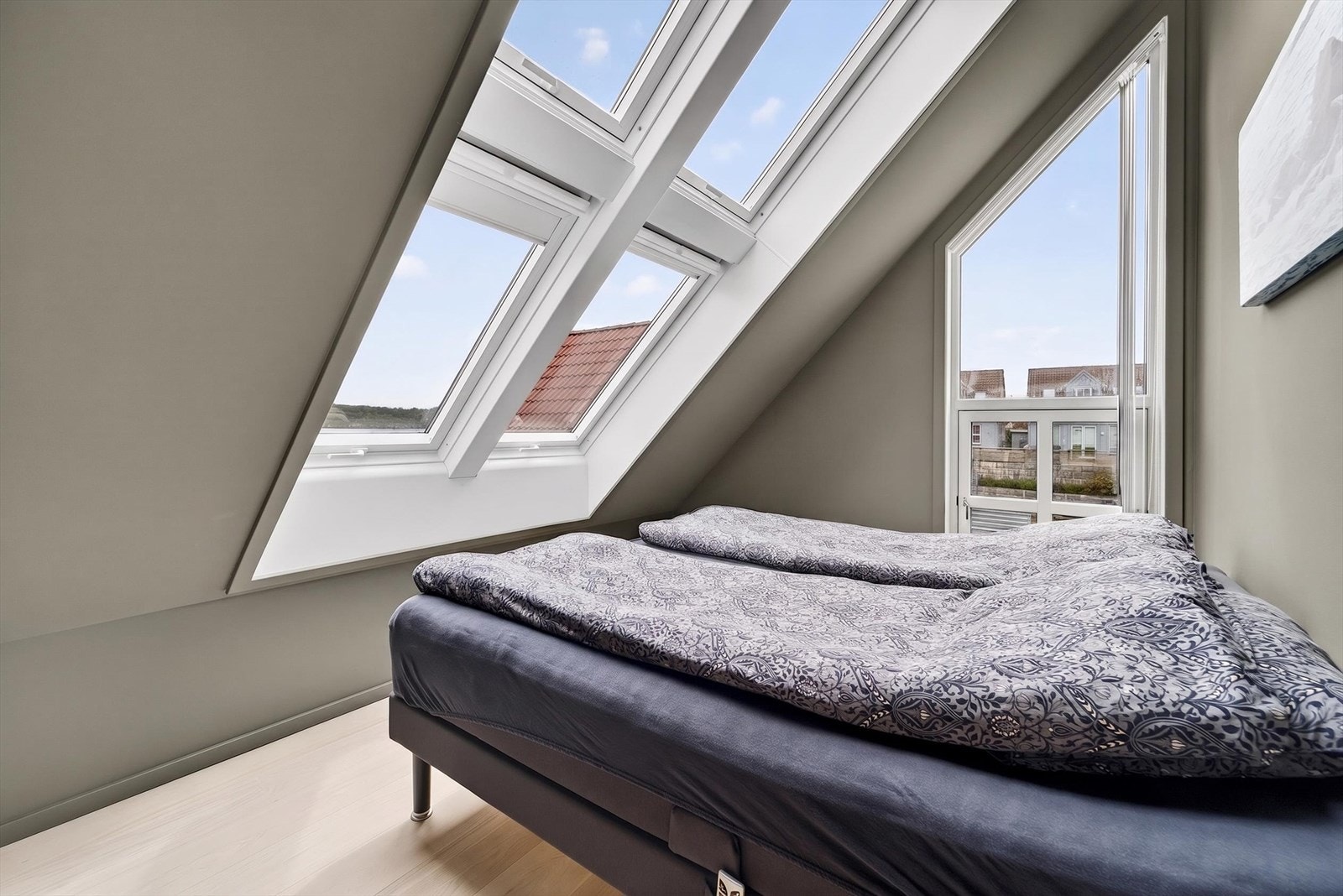 Soverom 2/?3 - Store vindusflater som skaper god romfølelse. Galleribilde