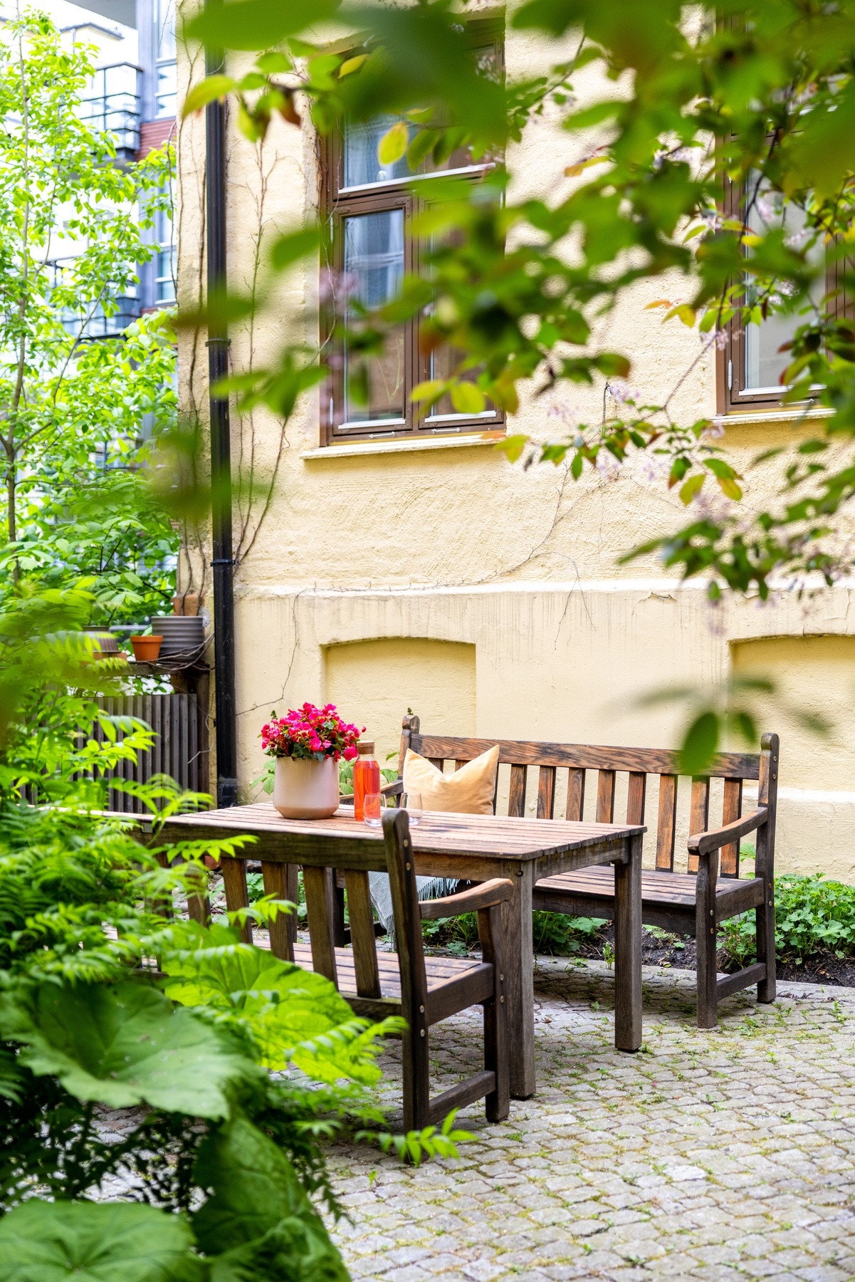 Den hyggelige bakgården fungerer som en grønn oase i byen Galleribilde
