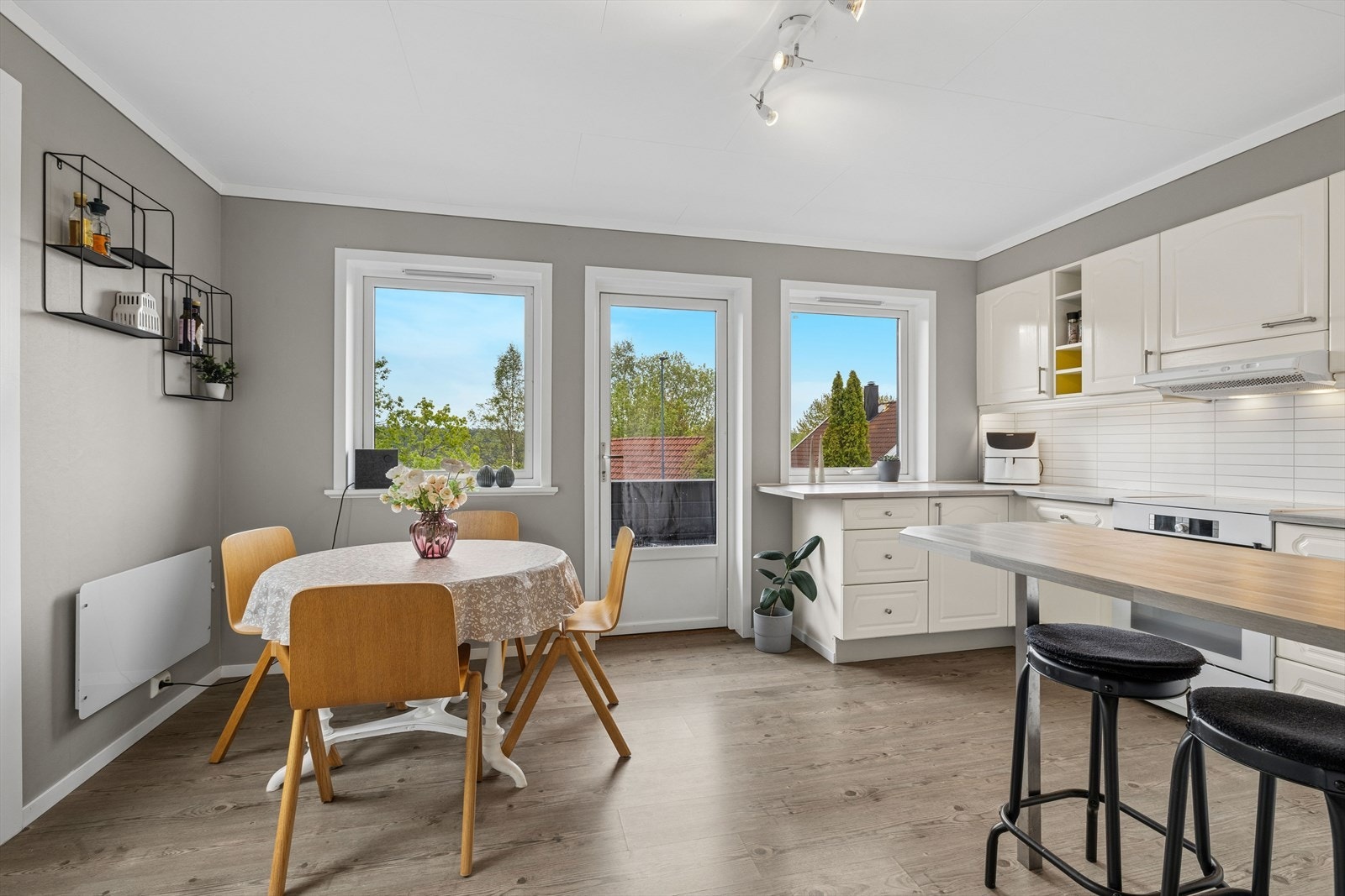 Kjøkkenet har også plass til frokost/spisebord. Utgang til egen veranda ut fra kjøkkenet. Galleribilde