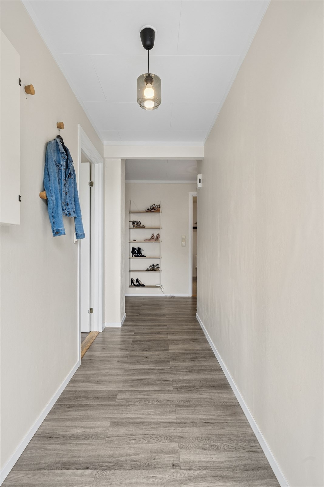 Lys og romslig gang med god plass til oppheng av yttertøy. Galleribilde