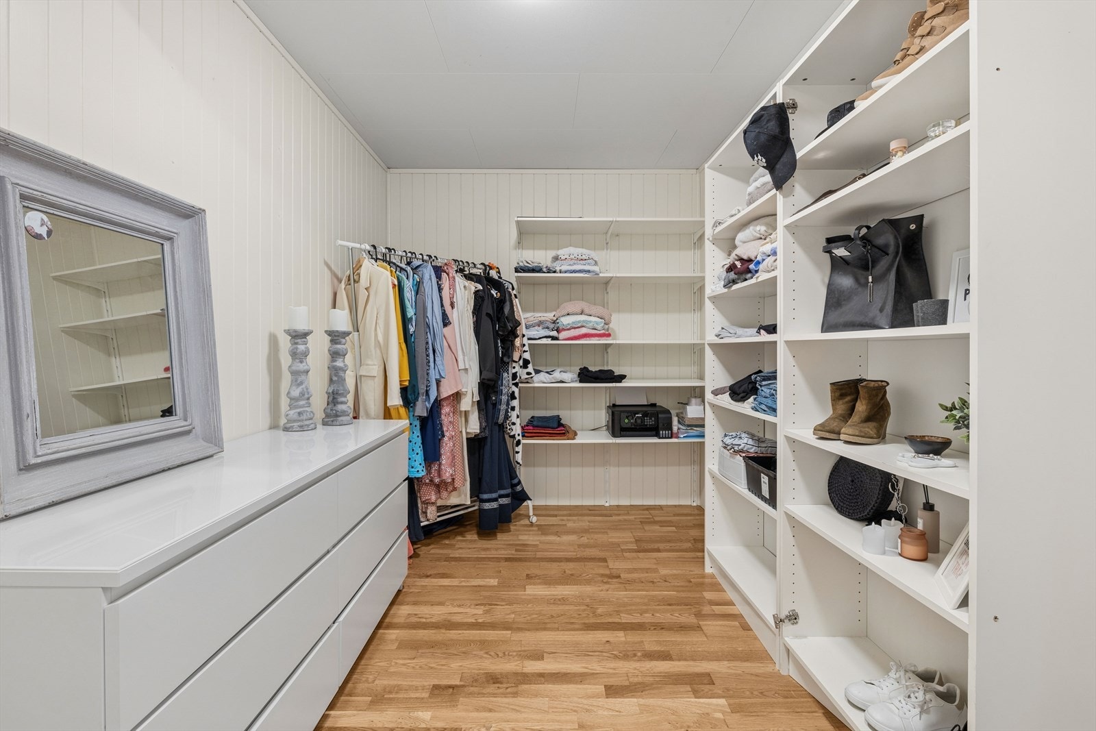 Garderoberom med utgang til garasje Galleribilde