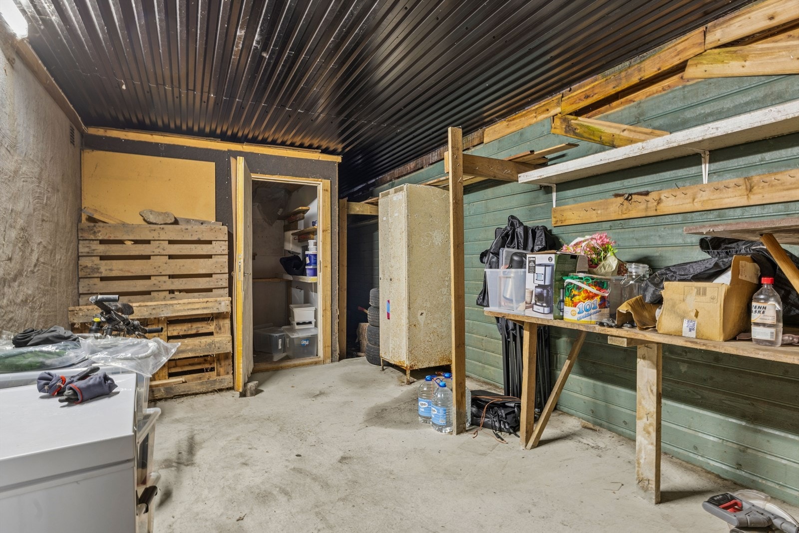 Bod innerst i garasje Galleribilde