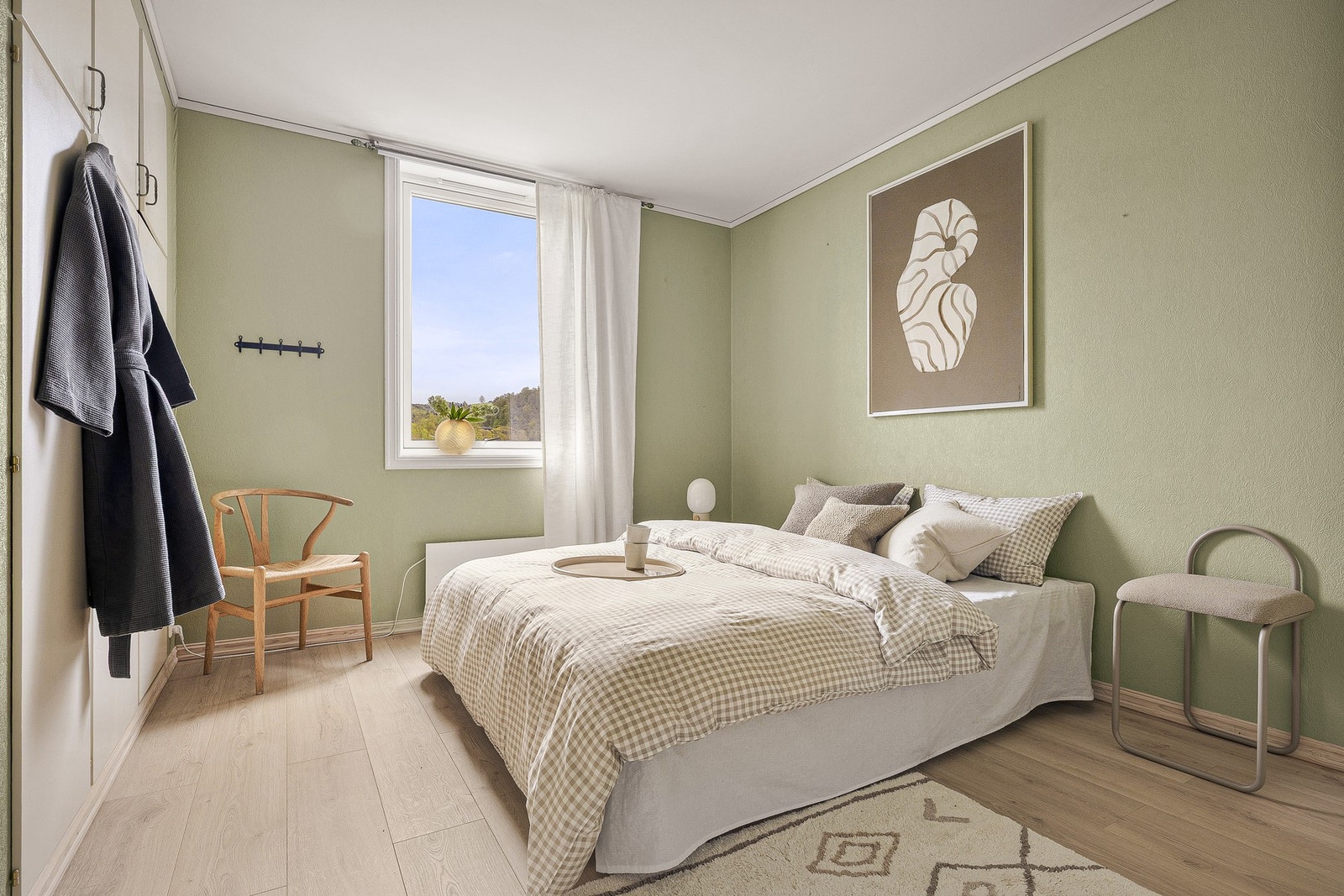 Romslig hovedsoverom med plassbygget garderobe. Galleribilde