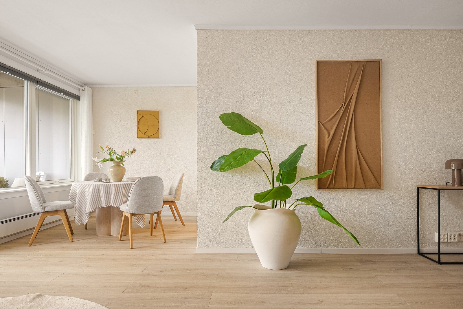 Det er plass til spisebord i tilknytning til kjøkkenet. Galleribilde