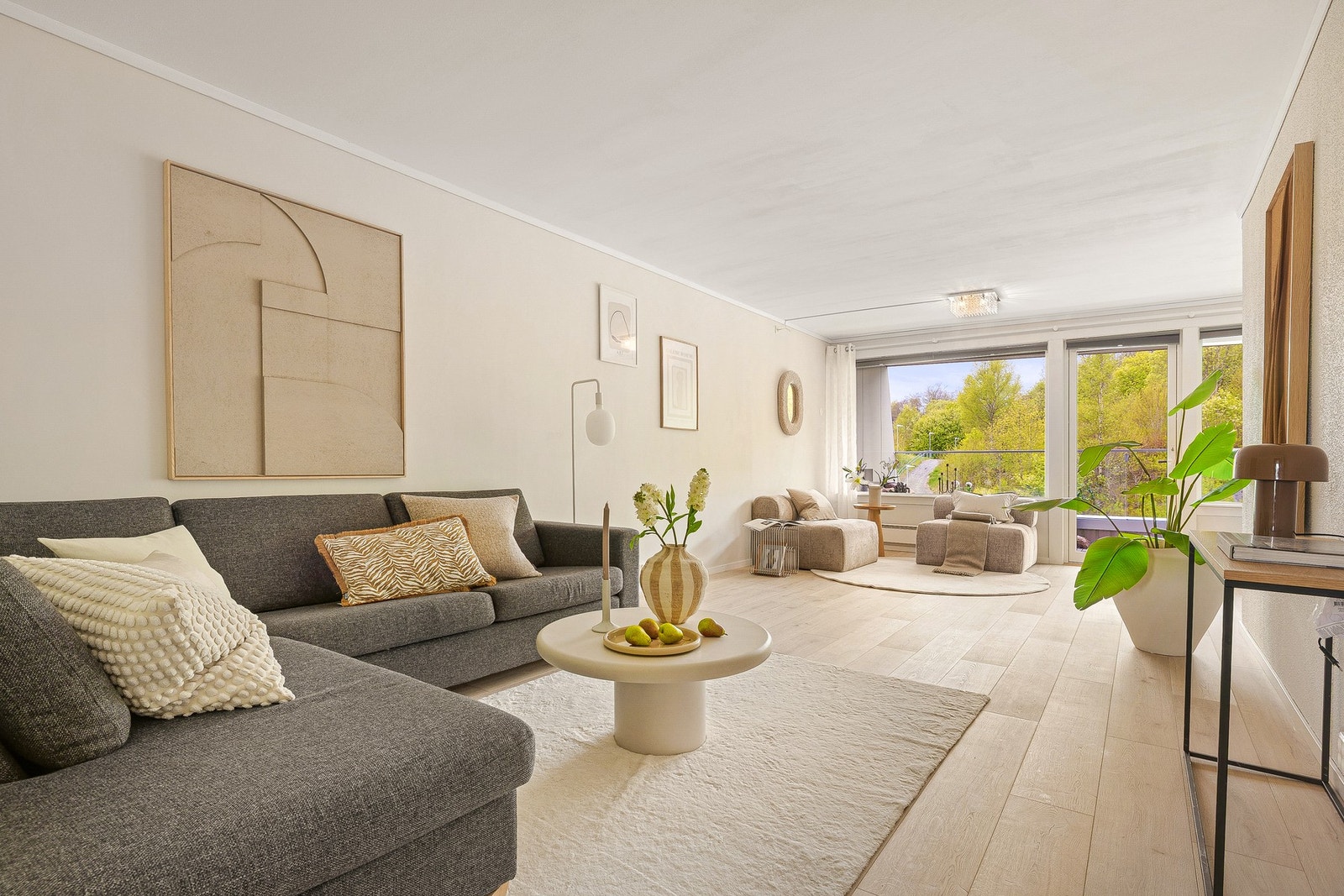 Stor og lys stue, med god plass til sofa, spisebord og annet møblement. Galleribilde