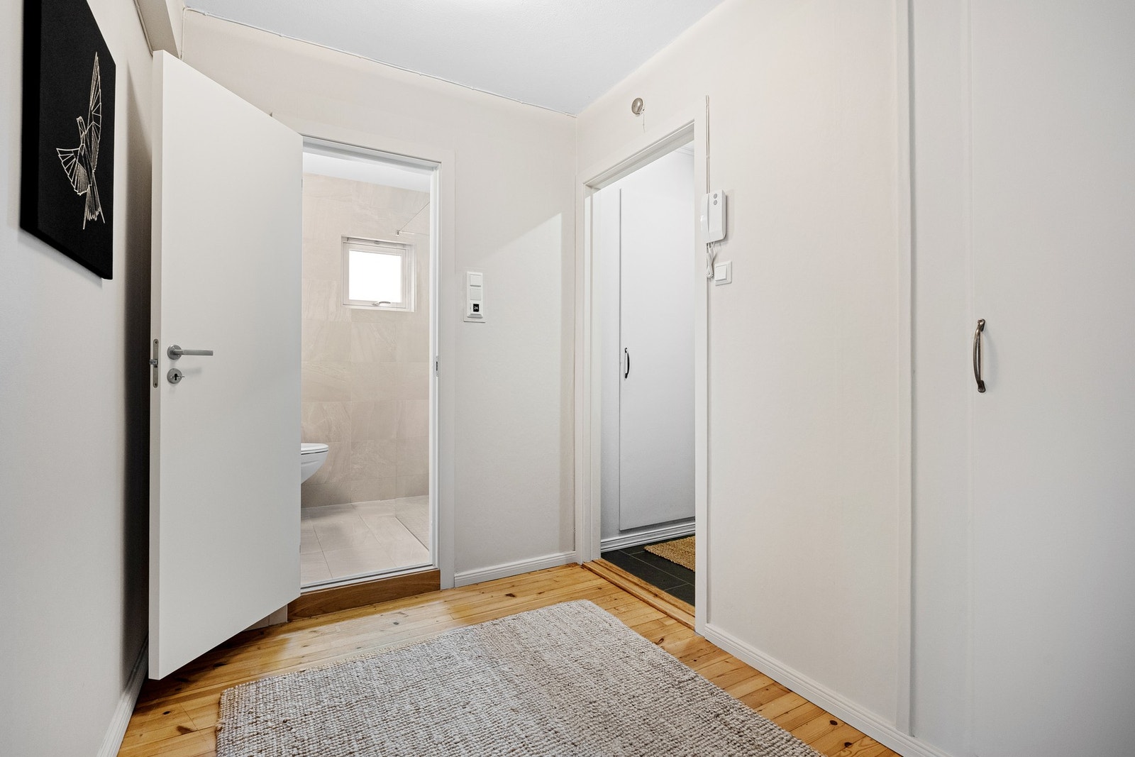 Leiligheten har en stor gang med god plass til oppbevaring. Galleribilde