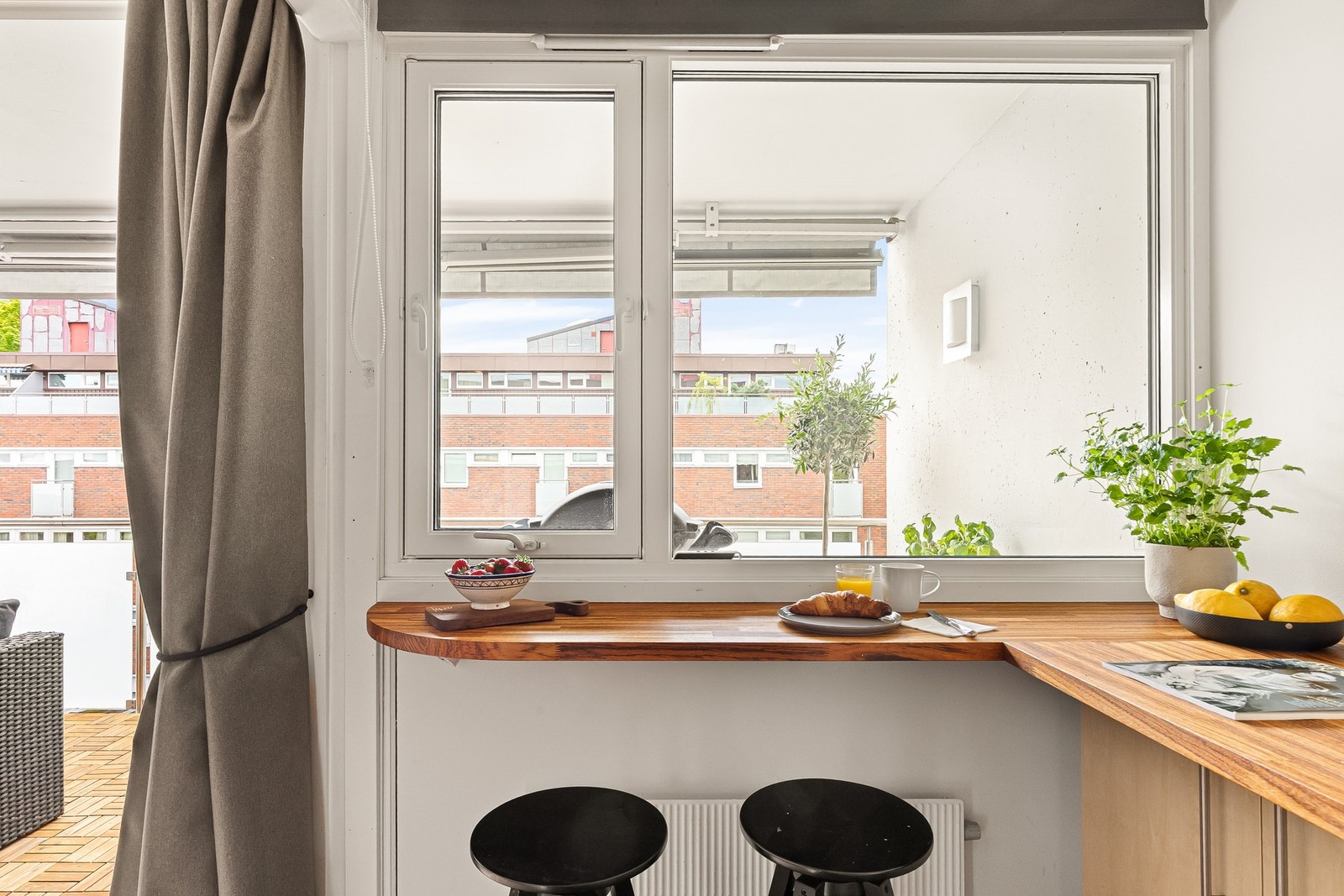 Kjøkkenbenk med mulighet for spiseplass med barkrakker. Galleribilde