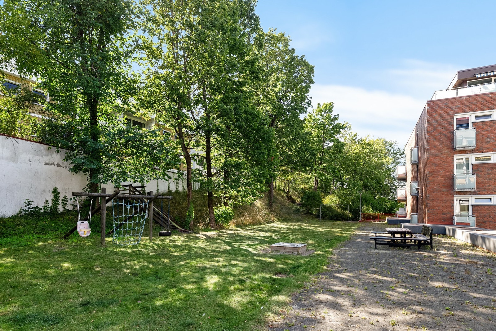 Felles grøntområde med sittegrupper og egen grillplass. Galleribilde