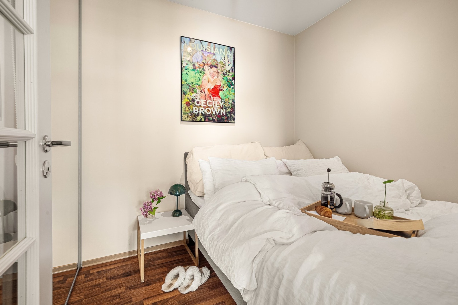 Sovealkove med praktisk skyvedørsgarderobe og plass til dobbeltseng. Galleribilde