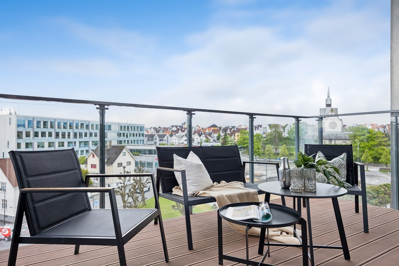 Balkongen er sørvendt og byr på ypperlige solforhold stort sett hele formiddagen og utover ettermiddagen. Galleribilde