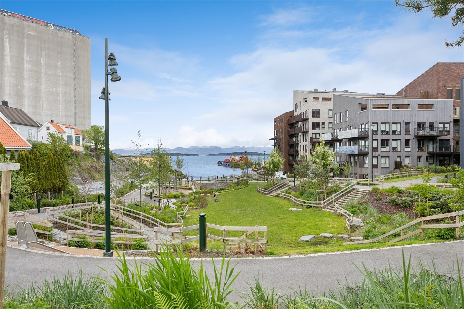 I nærområdet har man flere park- og friarealer - i tillegg til flotte turområder langs fjorden. Galleribilde