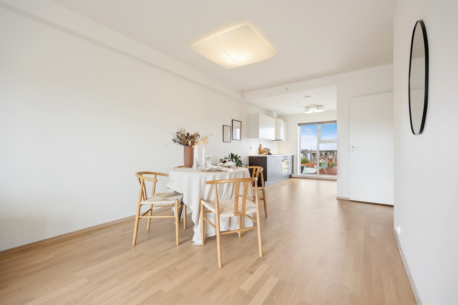 I tillegg til romslig plass for spisebord - uten at det blir trangt. Galleribilde
