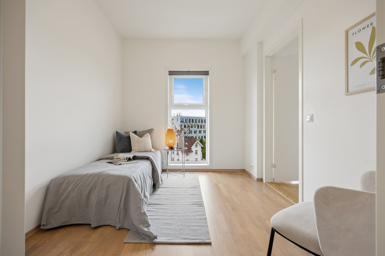 Soverom 2 ligger med tilkomst fra stuen, og har også plass til dobbeltseng om ønskelig. Galleribilde