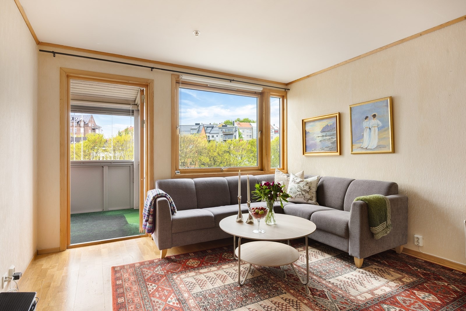 Fra stuen er det direkte utgang til en romslig, innglasset balkong. Galleribilde