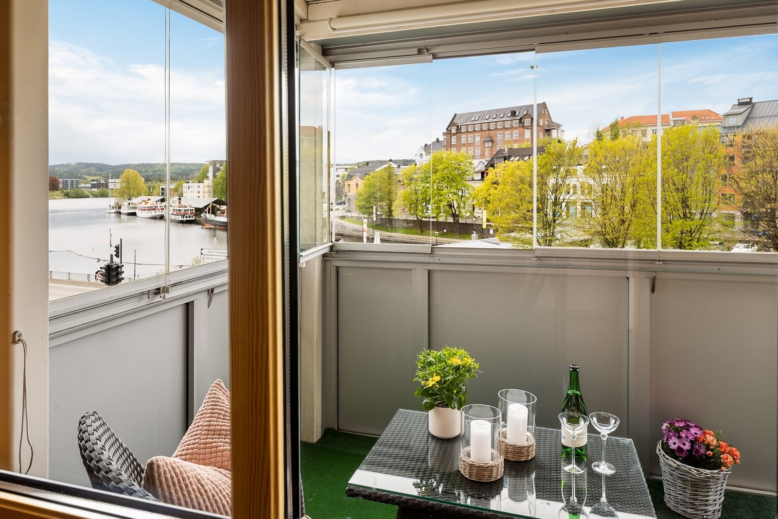 Innglassingen gjør balkongen til et lunt og anvendelig uterom store deler av året. Galleribilde