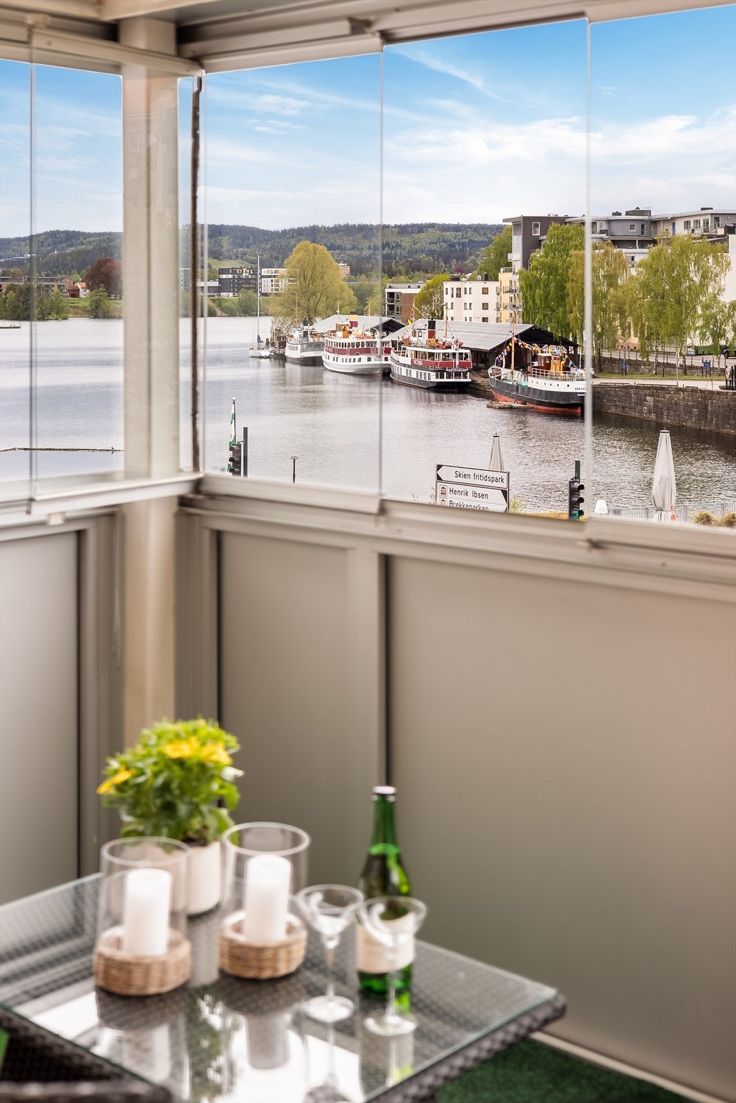 Herfra kan du følge med på livet langs brygga og i sentrum. Galleribilde
