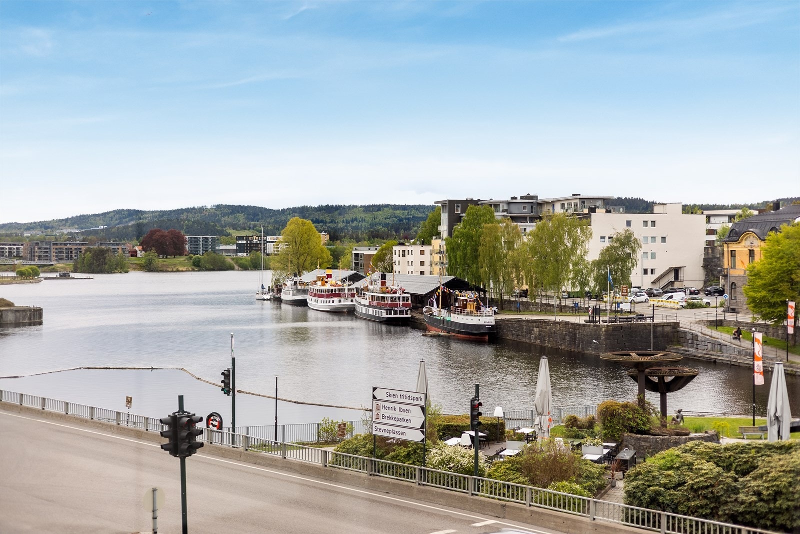 Det er flott utsikt mot Hjellevannet og til de staselige båtene som går langs Telemarkskanalen Galleribilde