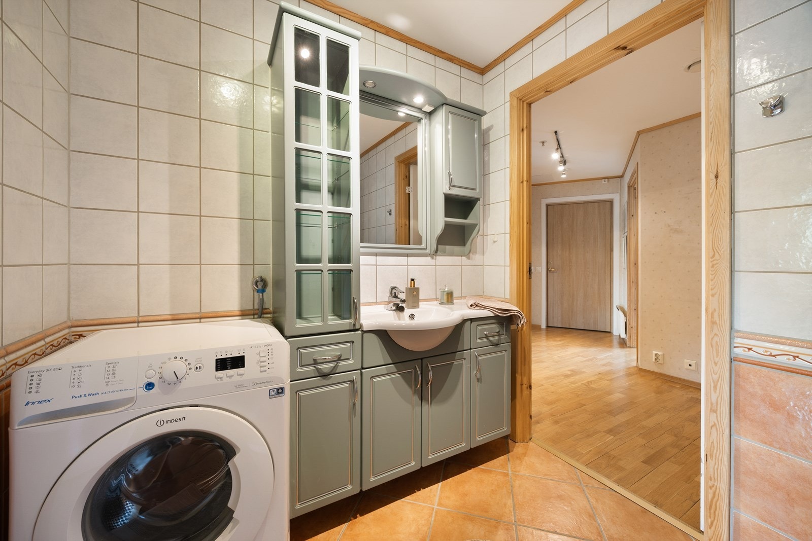 Badet er utstyrt med pen innredning og har opplegg for vaskemaskin. Galleribilde