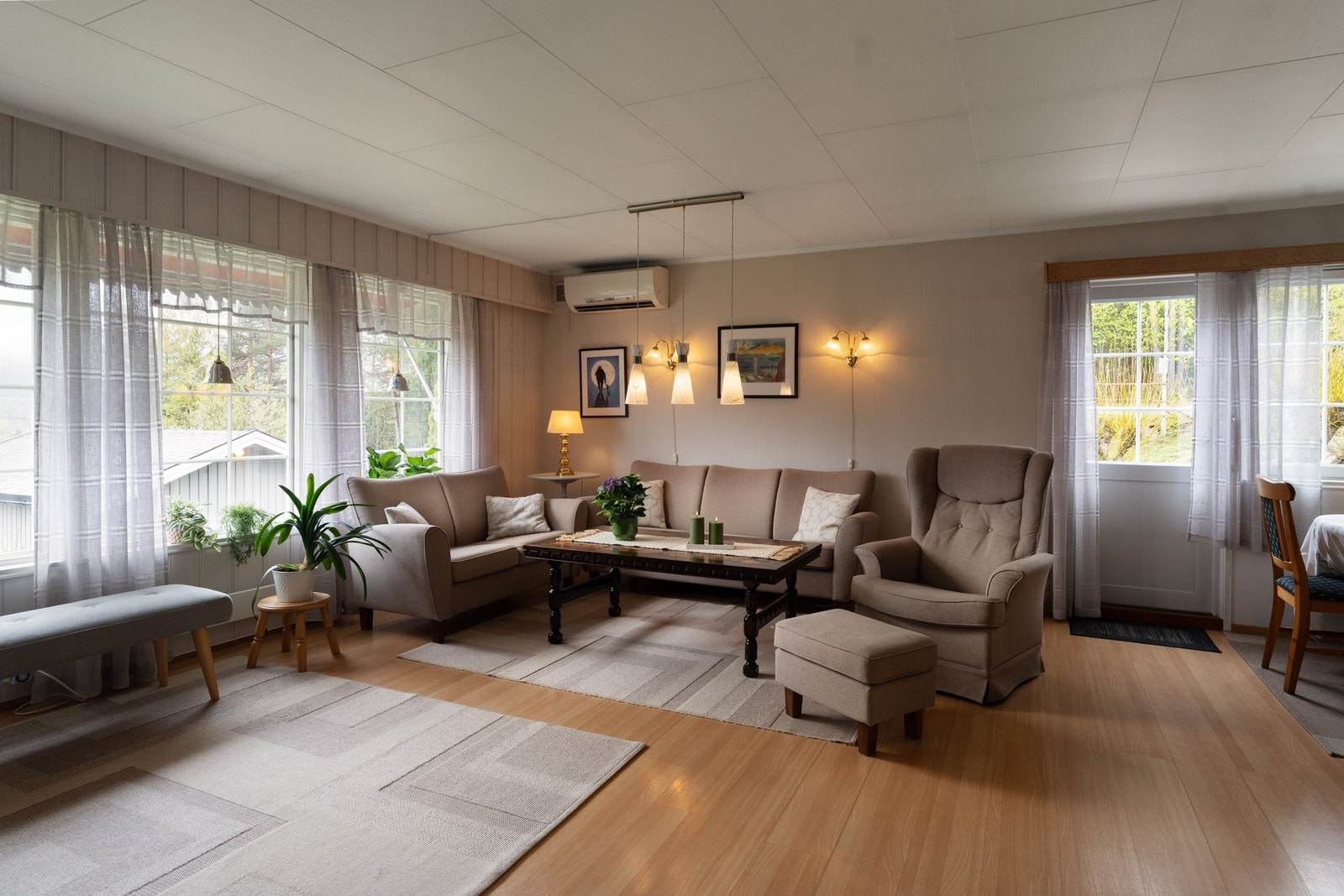 God plass for sofagruppe. Montert varmepumpe i stuen. Galleribilde