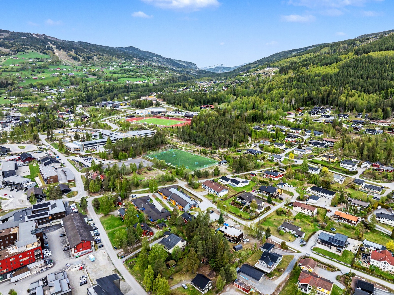 Hallingmo og Gol Indrettsanlegg. Gol skole ligger like i bakkant. Galleribilde