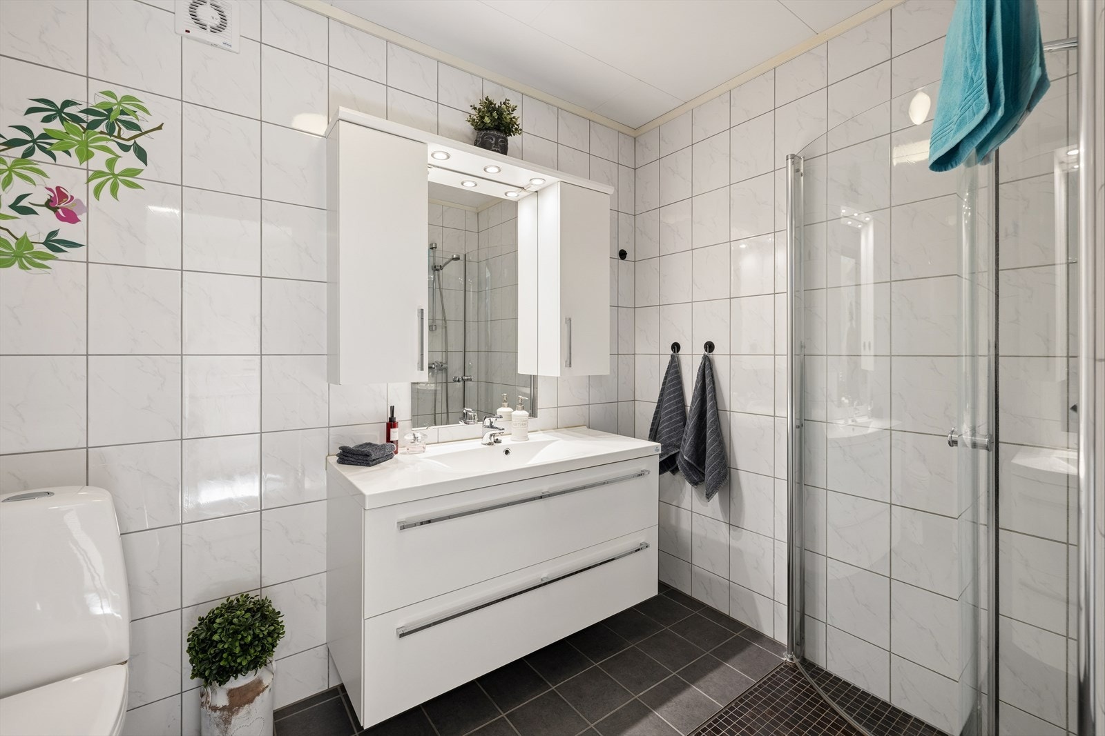 Badet i underetasjen ble oppgradert i 2013, med flislagte overflater og elektriske varmekabler i gulvet. Galleribilde